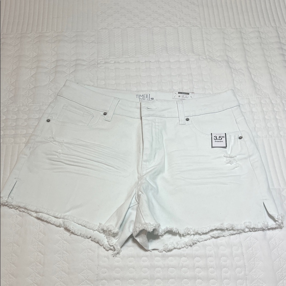 Time and Tru Women's Light Denim Shorts